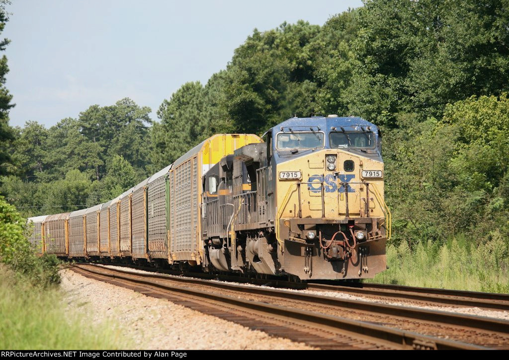CSX C40-8W 7915 and HLCX  SD40-2 6305 wait for green